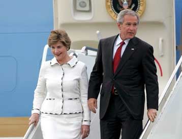 Τη σημασία της δημοκρατίας στην Ανατ. Ευρώπη τόνισε ο Μπους από την Ουγγαρία