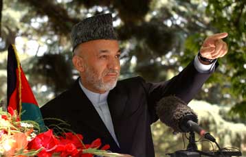 Αλλαγή τακτικής στην αντιμετώπιση των Ταλιμπάν ζητά από τη διεθνή κοινότητα ο Καρζάι