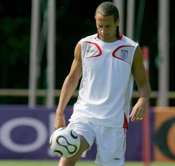 Χωρίς τους Γκάρι Νέβιλ και Ρίο Φέρντιναντ προπονούνται οι Αγγλοι