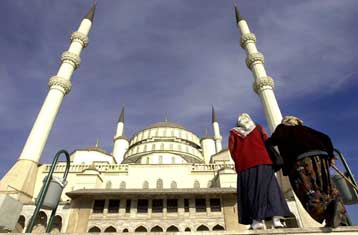 Βαθαίνει το χάσμα μεταξύ Ισλάμ – Δύσης, σύμφωνα με παγκόσμια έρευνα