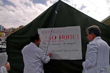 Βολιβιανοί γιατροί κατά των Κουβανών συναδέλφων τους με φόντο τις υπηρεσίες υγείας