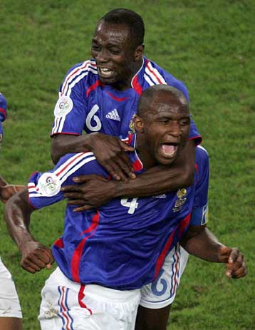 Το καλύτερο δώρο για τους εορτάζοντες Ζιντάν, Ανρί και Βιεϊρά που ανεδείχθη MVP