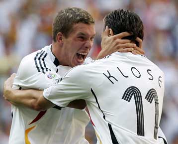 Ο Ποντόλσκι «καθάρισε» για την Γερμανία, 2-0 τη Σουηδία των 10 και του χαμένου πέναλτι