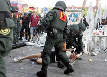 Περισσότερες από 300 συλλήψεις μετά από συμπλοκή Γερμανών και Αγγλων στην Στουτγκάρδη