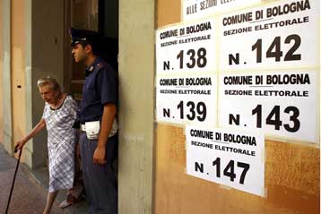 Κάλπες στην Ιταλία για την έγκριση ή μη των συνταγματικών προτάσεων… Μπερλουσκόνι