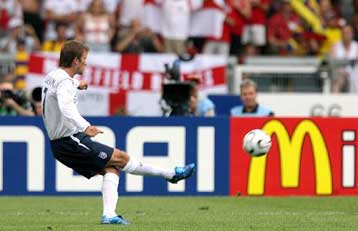 Victorious… Μπέκαμ για την Αγγλία, πρόκριση με 1-0 επί του Εκουαδόρ