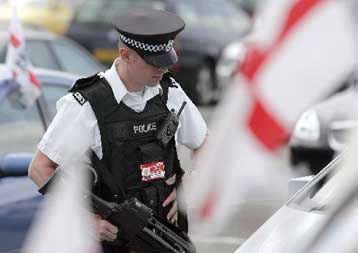 Βρετανός αστυνομικός έχασε σακίδιο με απόρρητους φακέλους για την τρομοκρατία