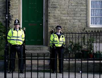 Κατηγορίες για τρομοκρατία απαγγέλθηκαν σε δύο άτομα στη Βρετανία