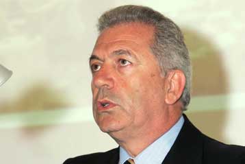 Διαψεύδονται τα περί κόντρας Αβραμόπουλου – Παυλόπουλου για τις προσλήψεις εκτός ΑΣΕΠ