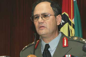 Διαρκής απειλή οι τουρκικές δυνάμεις στα Κατεχόμενα, δήλωσε ο Κύπριος υπουργός Αμυνας