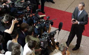 Συνεχίζονται τα συντροφικά …μαχαιρώματα κατά του Τόνι Μπλερ