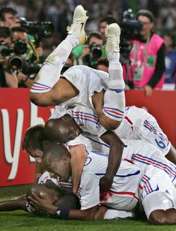 Οι «γερόλυκοι» της Γαλλίας 3-1 την Ισπανία με τον Ζιντάν να σκοράρει