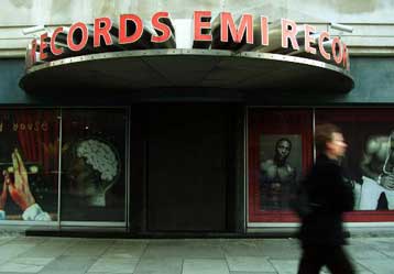 «Πόλεμος» EMI – Warner για την κυριαρχία στη δισκογραφική βιομηχανία