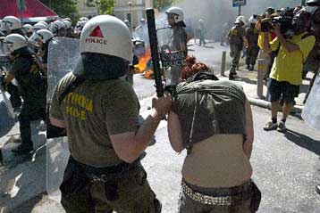 Στον εισαγγελέα σπουδάστρια για τα επεισόδια στο κέντρο της Αθήνας