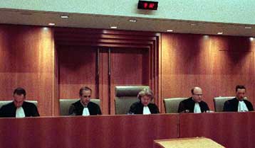 Μπαράζ προσφυγών της Κομισιόν κατά της Ελλάδας στο Ευρωπαϊκό Δικαστήριο