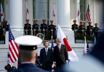 Απαράδεκτη η εκτόξευση βαλιστικού πυραύλου από τη Β.Κορέα, συμφώνησαν Μπους-Κοϊζούμι