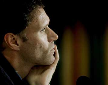 Η Ομοσπονδία της Ολλανδίας ανανέωσε το συμβόλαιο του Φαν Μπάστεν για ακόμα δύο χρόνια