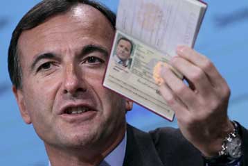 Τέλη Αυγούστου αρχίζει η έκδοση των νέων βιομετρικών διαβατηρίων στην ΕΕ