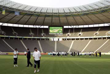 Κλασική αναμέτρηση  στο Βερολίνο, εμπειρία κόντρα σε ενθουσιασμό στο Αμβούργο