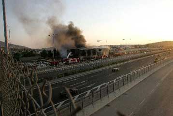 Ένας νεκρός και δύο τραυματίες από φωτιά σε ξυλουργικό εργοστάσιο