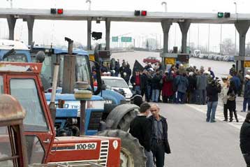Κατάληψη στη ΔΕΗ Ν.Μουδανιών από αγρότες που διαμαρτύρονται για υψηλά πρόστιμα