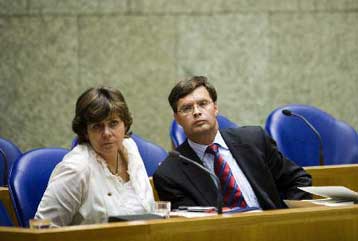 «Κέρδη» για τους Εργατικούς φέρνει η κατάρρευση της ολλανδικής κυβέρνησης