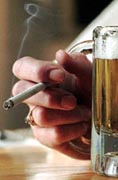 Η νικοτίνη μειώνει τα επίπεδα του αλκοόλ στο αίμα