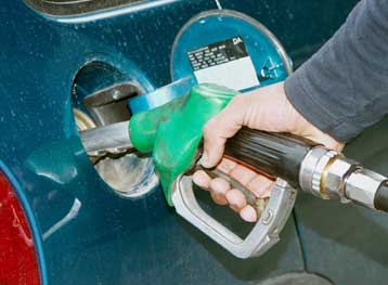 Ακριβότερα έγιναν τα καύσιμα κατά 2 έως 2,25 λεπτά το λίτρο