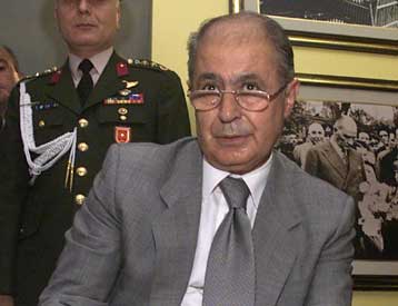 Βέτο Σεζέρ σε νόμο για τη δημιουργία θέσης «συνηγόρου του πολίτη» για τη γραφειοκρατία