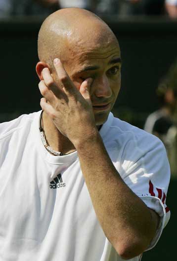 Δάκρυσε ο Αγκασι αποχαιρετώντας το Γουίμπλεντον, σπουδαία νίκη του Παγδατή