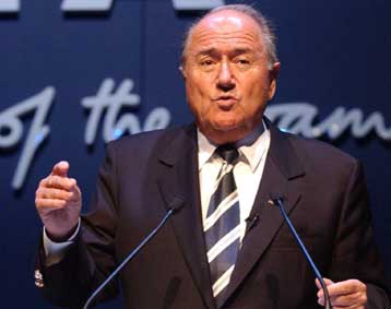 Ανοιχτό παράθυρο για την επανένταξη της ΕΠΟ στη FIFA αφήνει ο Μπλάτερ