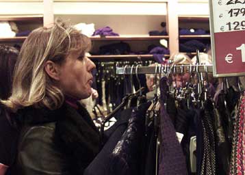 Απρόσμενη πτώση το Μάιο για τις λιανικές πωλήσεις στην ευρωζώνη