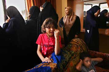 Αιματηρές συγκρούσεις και επιδρομές βυθίζουν στο χάος τη Λωρίδα της Γάζας