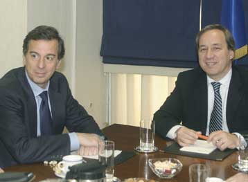 Διαψεύδει την ύπαρξη κόντρας Λιάπη – Αλογοσκούφη η κυβέρνηση