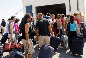 Με καθυστέρηση 11 ωρών αναχώρησε από τη Θεσσαλονίκη το πλοίο «Θεόφιλος»