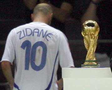 Αμείλικτα ερωτήματα για το «θλιβερό τέλος» του Ζιντάν στο γαλλικό Τύπο