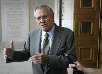 Αιφνιδιαστική επίσκεψη Ράμσφελντ στο Αφγανιστάν