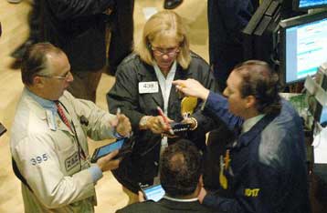 Μικρά κέρδη στα ευρωπαϊκά χρηματιστήρια, απώλειες στη Γουόλ Στριτ