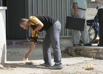 Εντοπίστηκε το φορτηγάκι διαφυγής των δραστών της ληστείας στο οπλοπωλείο