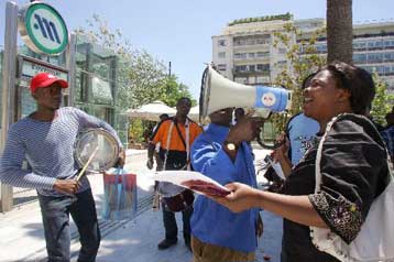 Διαμαρτυρία αλλοδαπών μικροπωλητών έξω από το υπουργείο Ανάπτυξης