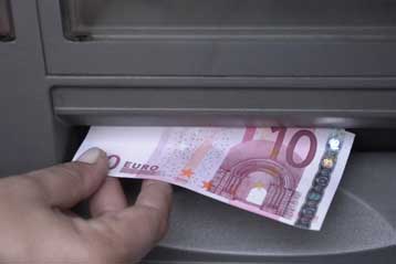 Σε «μεσαίο επίπεδο» για τα ευρωπαϊκά δεδομένα ο ελάχιστος μισθός στην Ελλάδα