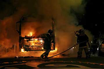 Αστυνομικοί περιπολούν μέσα στα λεωφορεία του Σάο Πάολο