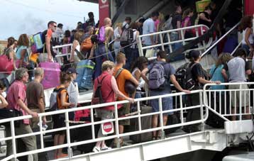 Μετ εμποδίων τα δρομολόγια των πλοίων, ενώ κορυφώνεται η κίνηση στα λιμάνια