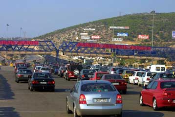 Τα προβλήματα της ακτοπλοΐας στρέφουν τους Έλληνες σε διακοπές στην ηπειρωτική χώρα