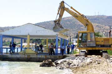 Αντιμέτωποι με την… μπουλντόζα όσοι έχουν χτίσει στον αιγιαλό χωρίς άδεια