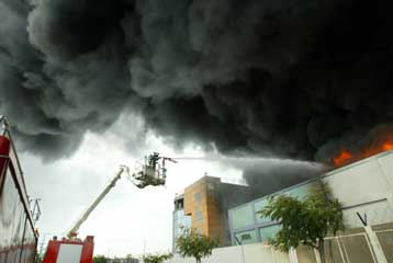 Υπό έλεγχο οι πυρκαγιές στη χωματερή Ταγαράδων και τη ΒΙΠΕ Σίνδου | in.gr
