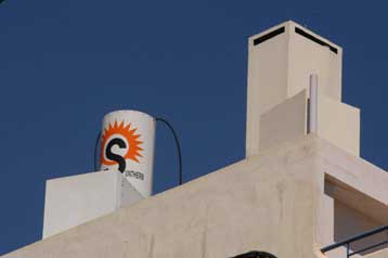 Μεταμφιεσμένες κεραίες κινητής τηλεφωνίας θα ξηλωθούν ως επικίνδυνες