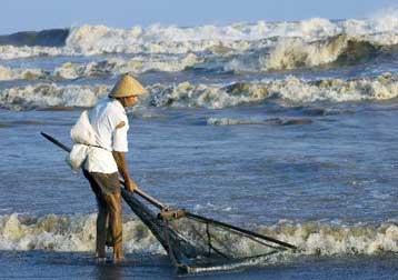 Τουλάχιστον 104 νεκροί και μεγάλες καταστροφές από τσουνάμι στην Ιάβα της Ινδονησίας