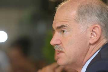 Η κυβέρνηση τα έχει κάνει θάλασσα, δηλώνει από την Ικαρία ο Γ.Παπανδρέου