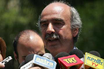 Απορρίπτει τα περί αλλαγών στο εξοπλιστικό πρόγραμμα 2006-2010 ο Β.Μεϊμαράκης